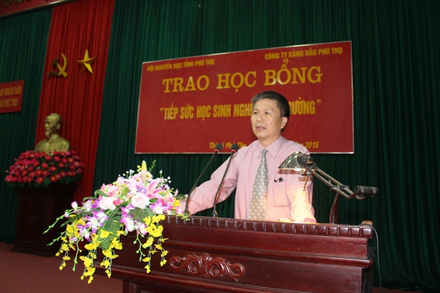 Trao học bổng "Tiếp sức học sinh nghèo đến trường"