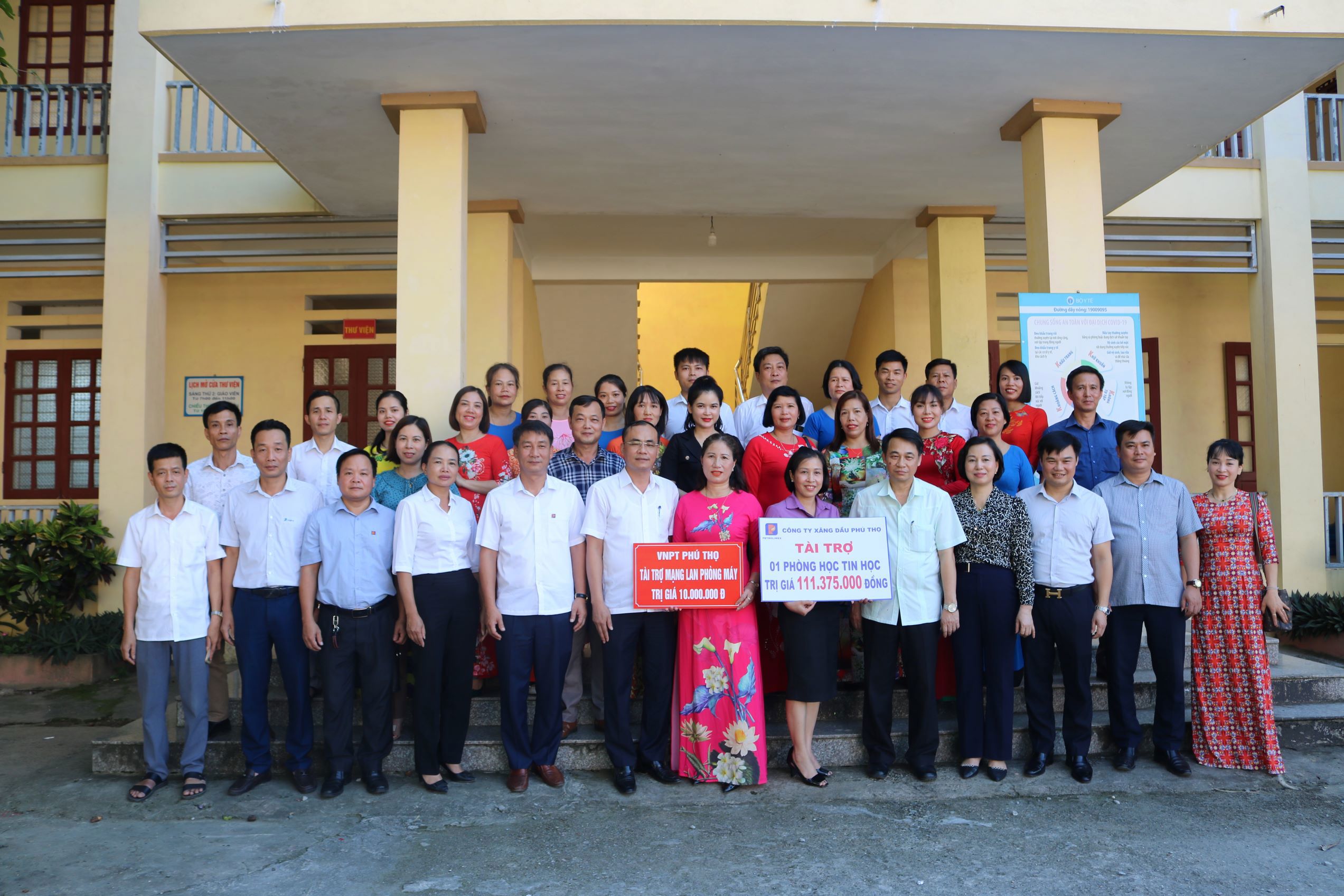 Công ty Xăng dầu Phú Thọ trao tặng phòng học tin học tại Trường TH Lương Lỗ