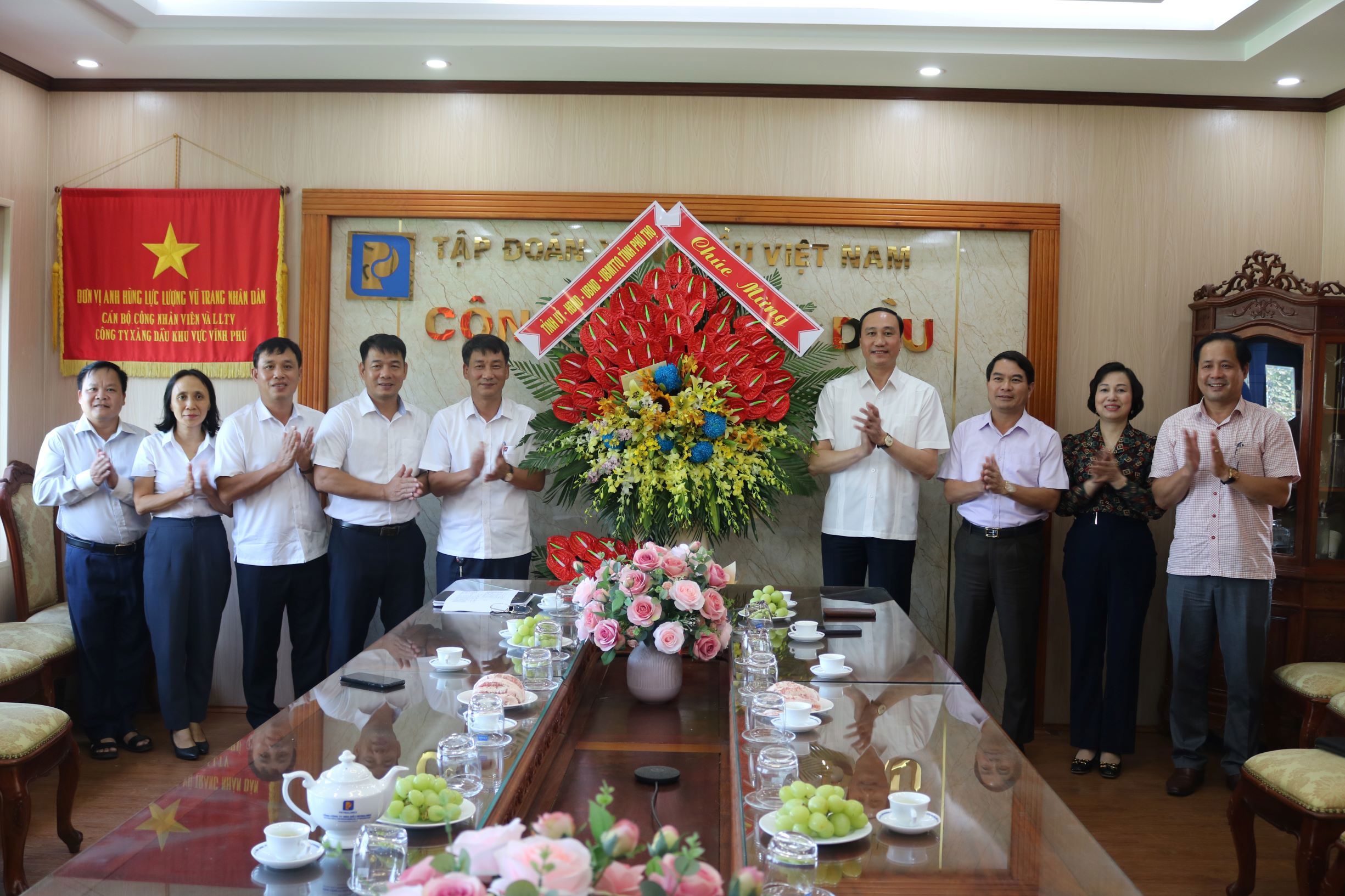 Đồng chí Phùng Khánh Tài – Phó Bí thư thường trực Tỉnh ủy Phú Thọ thăm và chúc mừng Công ty Xăng dầu Phú Thọ nhân ngày doanh nhân Việt Nam.