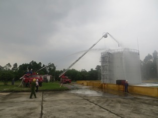 Diễn tập phòng cháy chữa cháy xăng dầu tại Kho Xăng dầu Phủ Đức