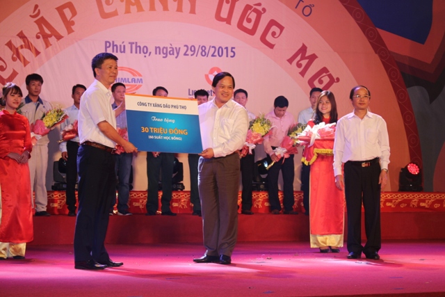 Công ty Xăng dầu Phú Thọ tài trợ 60 xuất học bổng cho các học sinh nghèo vượt khó trong chương trình chắp cánh ước mơ
