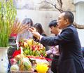 Dâng hương tại Đài tưởng niệm Khâm Thiên