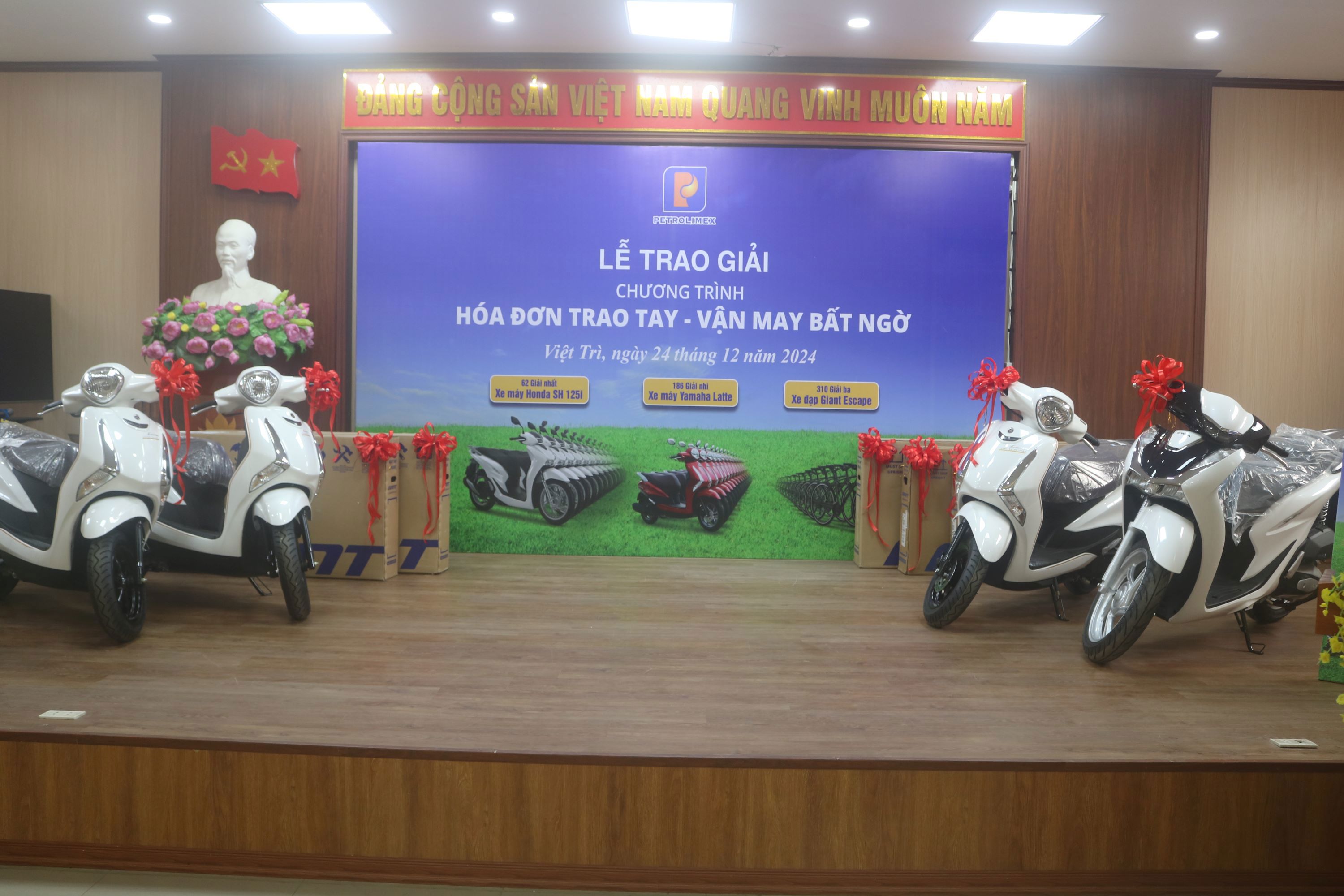 303 triệu đồng tiền tổng trị giá giải thưởng Công ty Xăng dầu Phú Thọ đã trao tới các khách hàng may mắn trúng thưởng trong chương trình khuyến mại “Hóa đơn trao tay, vận may bất ngờ”