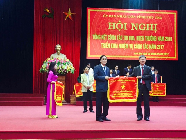 UBND tỉnh Phú Thọ tặng Petrolimex Phú Thọ Cờ Thi đua năm 2016