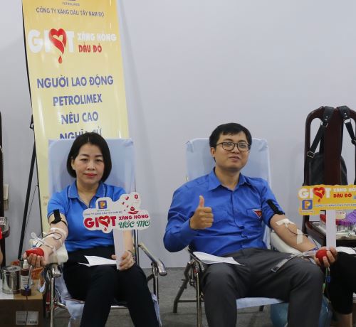 Người lao động Petrolimex Cần Thơ lan tỏa yêu thương với "Giọt xăng hồng - Giọt dầu đỏ" năm 2024