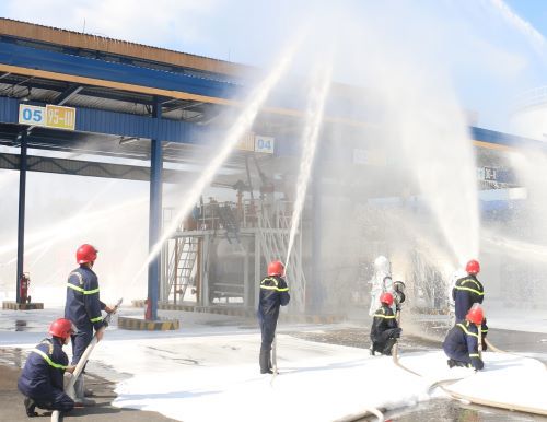 Thực tập phương án chữa cháy và CNCH tại Tổng kho Xăng dầu Miền Tây