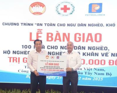 Nguyên Chủ tịch Nước Trương Tấn Sang chứng kiến Petrolimex Cần Thơ bàn giao 100 căn nhà tặng ngư dân nghèo, hộ nghèo, cận nghèo tại Bạc Liêu