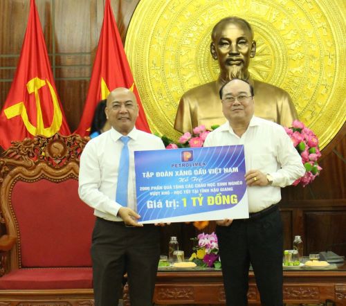 Tập đoàn Xăng dầu Việt Nam tài trợ 1 tỷ đồng hỗ trợ 2.000 phần quà tặng học sinh nghèo vượt khó học tốt tại Hậu Giang