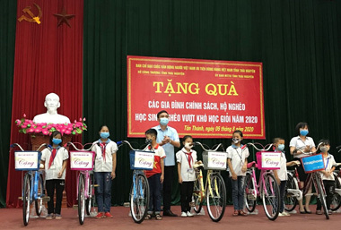 Tặng 10 xe đạp cho các em học sinh nghèo vượt khó, học giỏi.