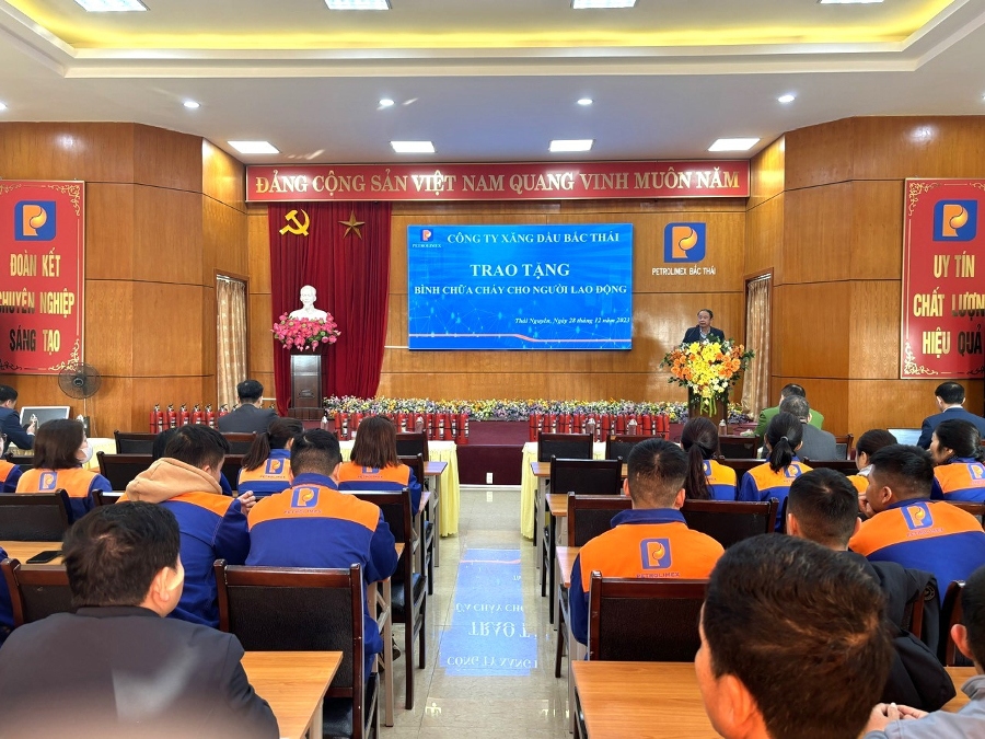 Công ty xăng dầu Bắc Thái trao tặng hơn 500 bình chữa cháy cho hộ nghèo trên địa bàn tỉnh Thái Nguyên và toàn thể CBCNV- Người lao động Công ty