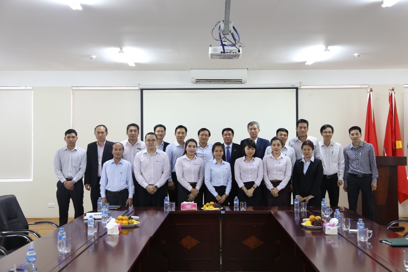Tân ĐSĐMTQ nước CHXHCN Việt Nam tại Lào Nguyễn Bá Hùng thăm, làm việc tại Petrolimex Lào