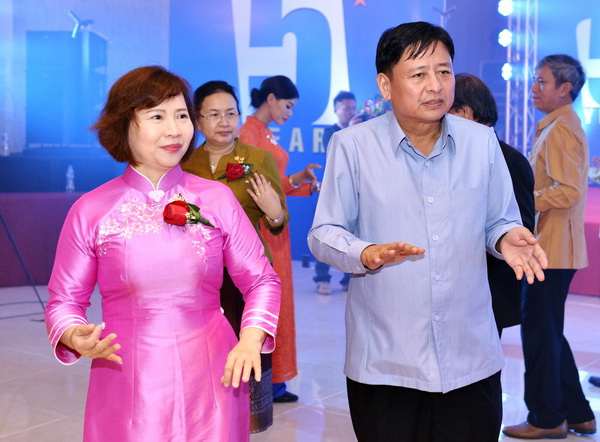 Chào một ngày mới thắm đậm tình hữu nghị Việt - Lào