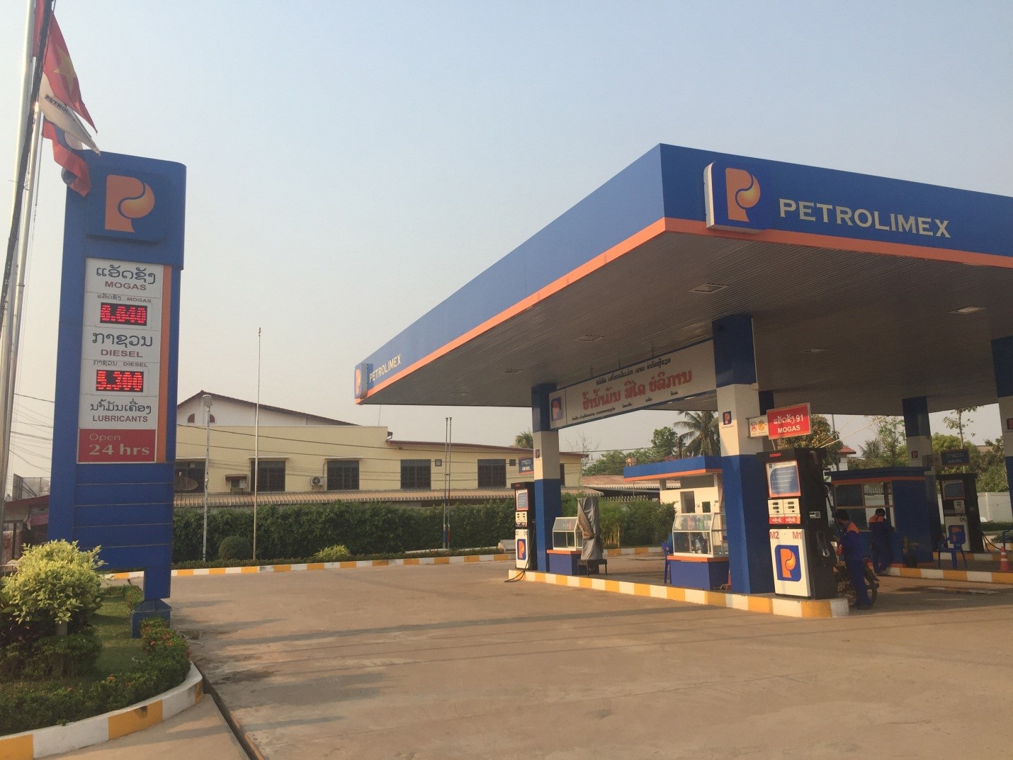 Petrolimex Lào luôn thực hiện đúng giá bán Chính phủ Lào quy định