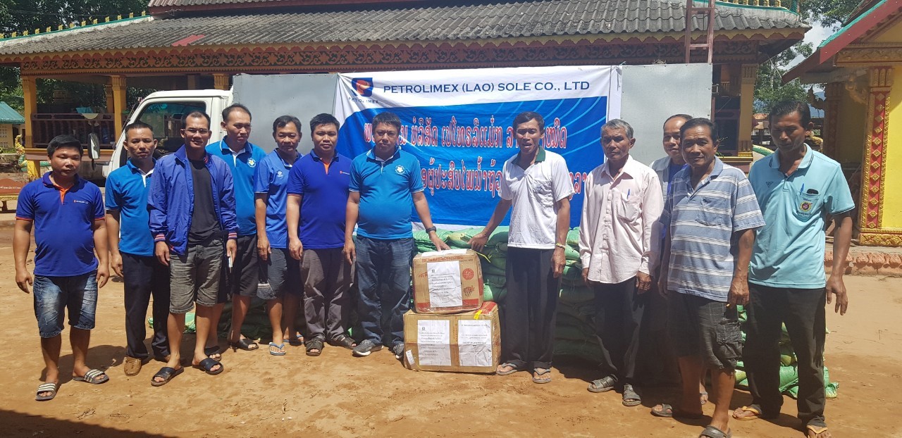 Petrolimex Lào trao quà ủng hộ người dân Lào vùng lũ