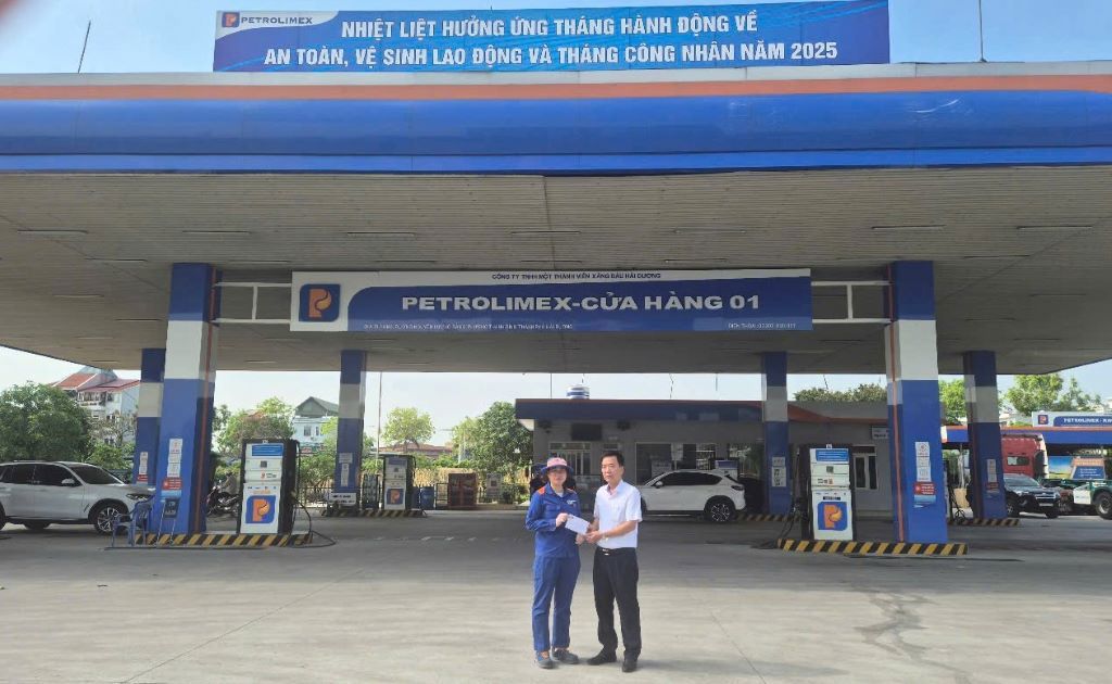 Công ty Xăng dầu Hải Dương tổ chức trao quà cho người lao động có hoàn cảnh khó khăn