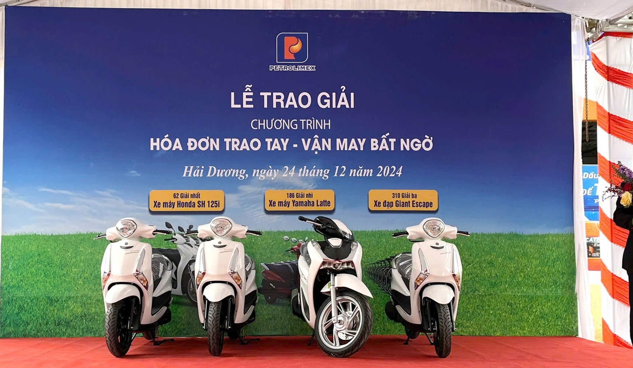 Petrolimex Hải Dương trao giải chương trình " Hóa đơn trao tay - Vận may bất ngờ"