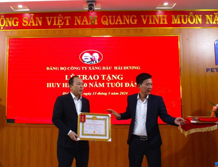 Lễ trao huy hiệu 30 năm tuổi Đảng cho đồng chí Bí thư Đảng ủy Công ty Xăng dầu Hải Dương