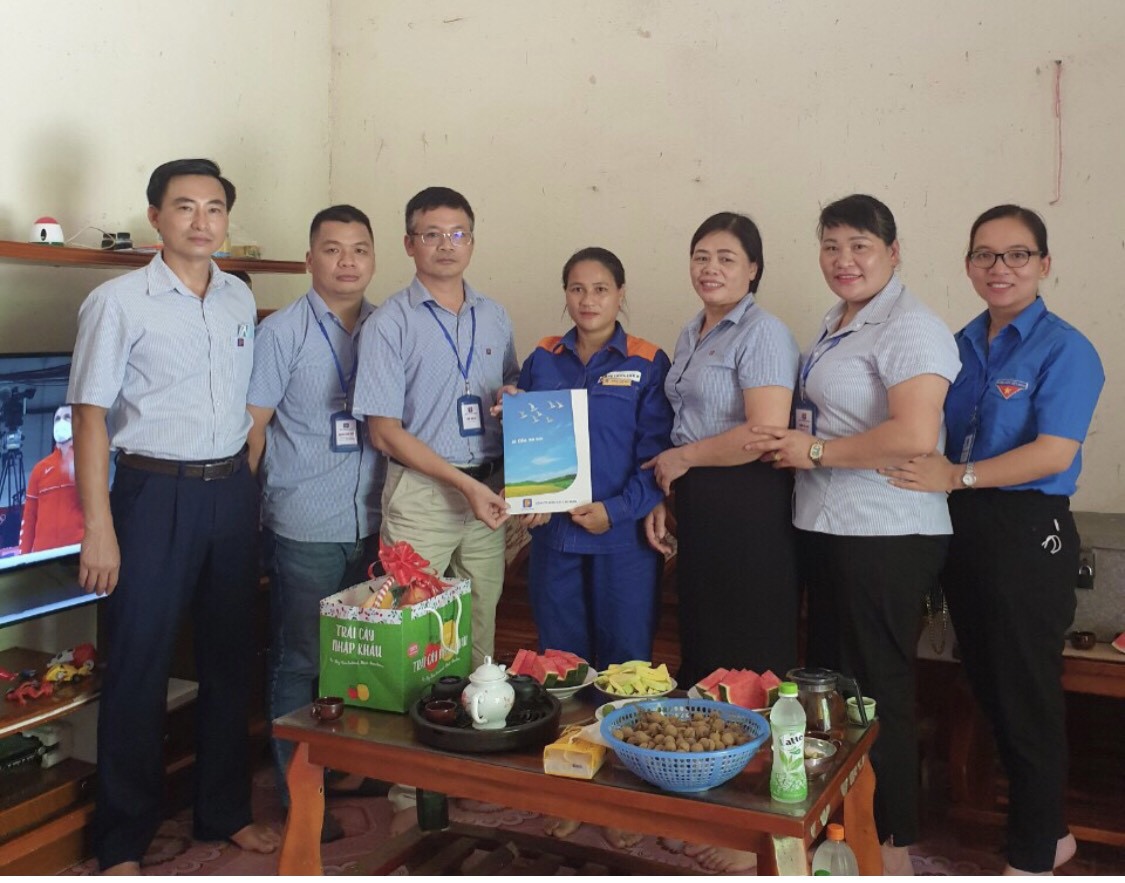 Petrolimex Cao Bằng tặng quà cho gia đình có hoàn cảnh khó khăn.