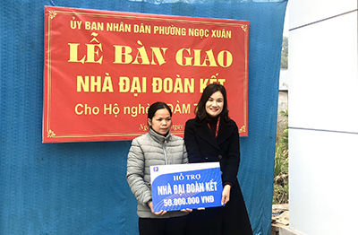 Trao tặng nhà đại đoàn kết cho người nghèo