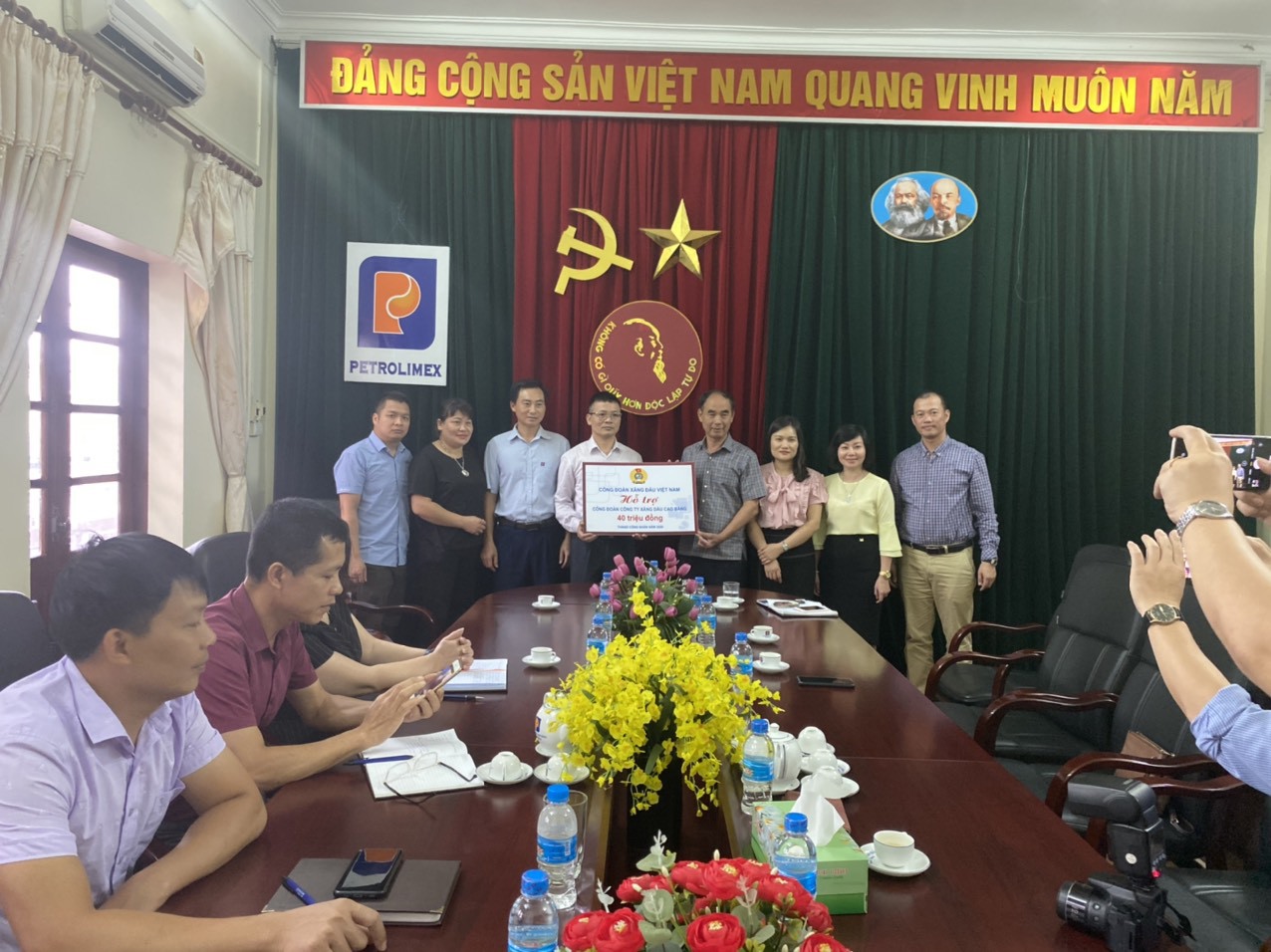 Công đoàn xăng dầu Việt Nam đến thăm, động viên và trao quà cho người lao động Công ty xăng dầu Cao Bằng trong tháng công nhân