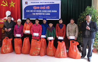 Thắm tình trao Tết