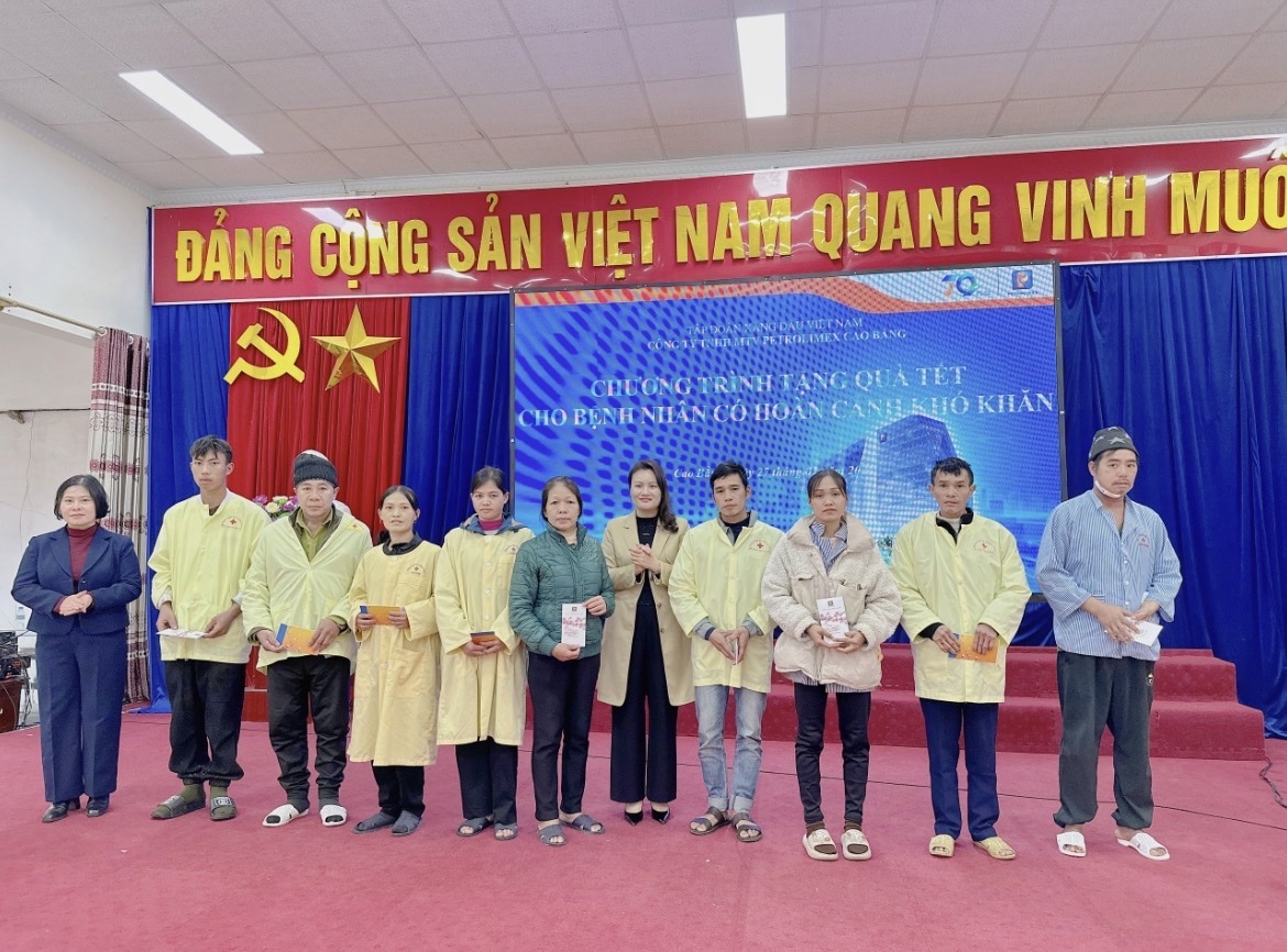 Petrolimex Cao Bằng trao quà cho bệnh nhân nghèo tại Bệnh viện Đa khoa tỉnh Cao Bằng