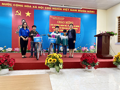 Trao tặng xe đạp cho học sinh nghèo, mồ côi tại Trung tâm bảo trợ xã hội tỉnh Cao Bằng