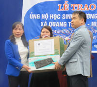 Trao quà tặng thầy trò Trường TH & THCS xã Quang Trung
