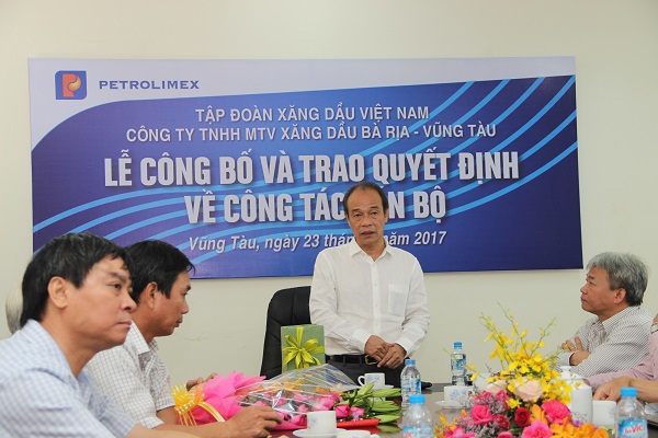 "Hoàn thiện công tác cán bộ để phát triển bền vững"