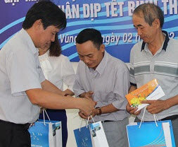 Gặp mặt, tặng quà cho người lao động diện chính sách nhân dịp Xuân Bính Thân 2016