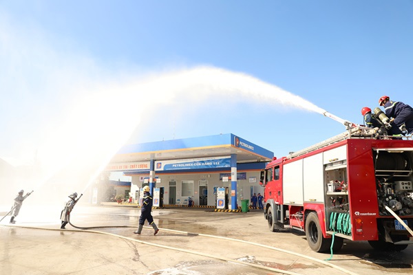 Diễn tập phương án PCCC & CNCH tại Petrolimex-Cửa hàng 112 Chi nhánh Xăng dầu Bình Thuận