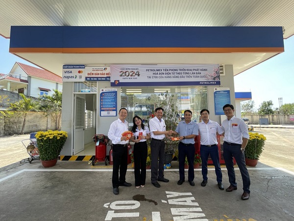 Lãnh đạo Petrolimex Bà Rịa - Vũng Tàu thăm và chúc Tết người lao động đang làm nhiệm vụ những ngày đầu Xuân Giáp Thìn 2024