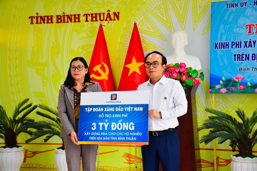 Petrolimex trao 3 tỷ đồng ủng hộ Quỹ "Vì người nghèo" tỉnh Bình Thuận