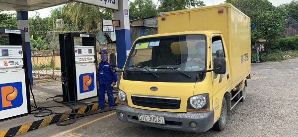 Xử lý nhanh sự cố bánh xe ô tô văng đổ trụ bơm CHXD số 17