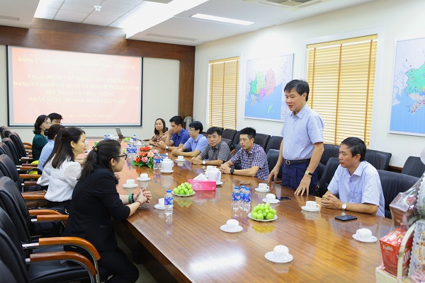 Bí thư Đảng ủy Khối Lương Thị Lệ Hằng chúc mừng Petrolimex Bà Rịa-Vũng Tàu nhân ngày Doanh nhân Việt Nam