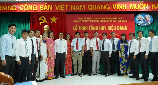 Đảng ủy Petrolimex Bà Rịa- Vũng Tàu tổ chức Lễ trao tặng Huy hiệu 30 năm tuổi Đảng