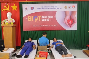 Tham gia chương trình hiến máu tình nguyện "Giọt xăng hồng - Giọt dầu đỏ"