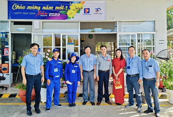 Lãnh đạo Petrolimex Bà Rịa - Vũng Tàu tổ chức đi chúc Tết động viên người lao động