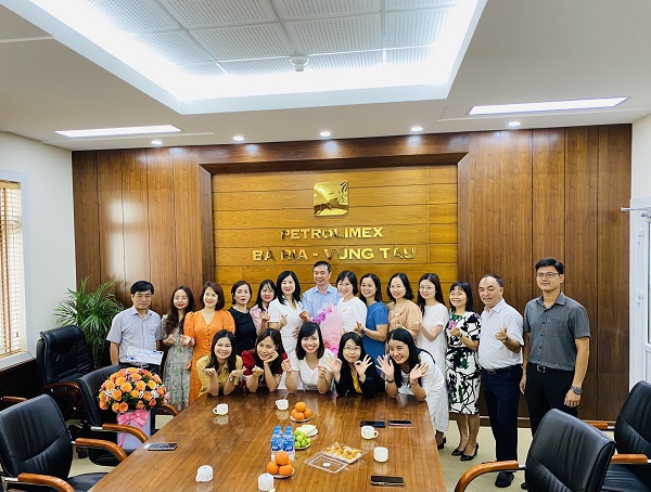 Tổ chức giao lưu gặp mặt với nữ CB-CNV-NLĐ Văn phòng Công ty nhân ngày Quốc tế Phụ nữ (8/3)