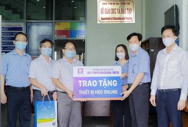 Petrolimex Bà Rịa- Vũng Tàu tặng 20 điện thoại giúp học sinh học trực tuyến