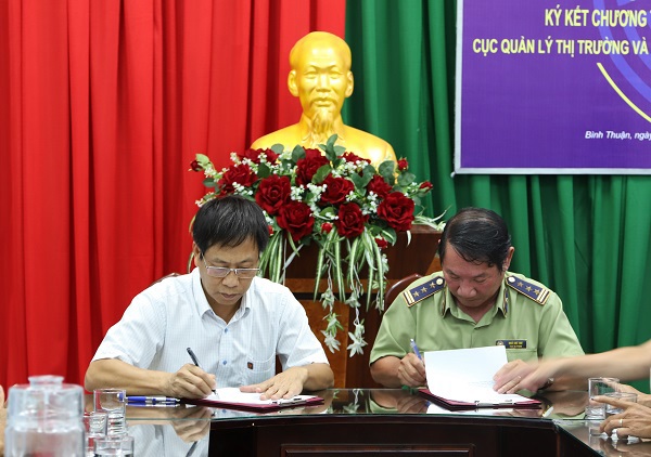 Chi nhánh Xăng dầu Bình Thuận ký kết chương trình phối hợp công tác với Cục Quản lý Thị trường tỉnh Bình Thuận