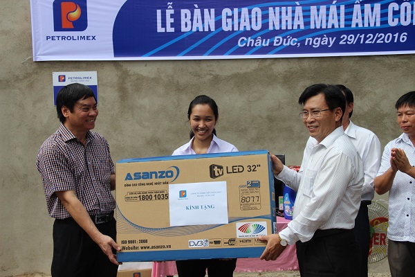 Trao nhà "Mái ấm công đoàn" tặng gia đình chị Trần Thị Thùy Dương