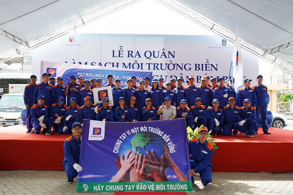 NLĐ Petrolimex Bà Rịa- Vũng Tàu chung tay làm sạch môi trường biển Long Điền