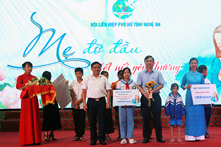 Hưởng ứng chương trình “Mẹ đỡ đầu - Kết nối yêu thương nâng bước em đến trường”