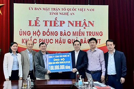 Chung tay chia sẻ khó khăn đồng bào miền Trung