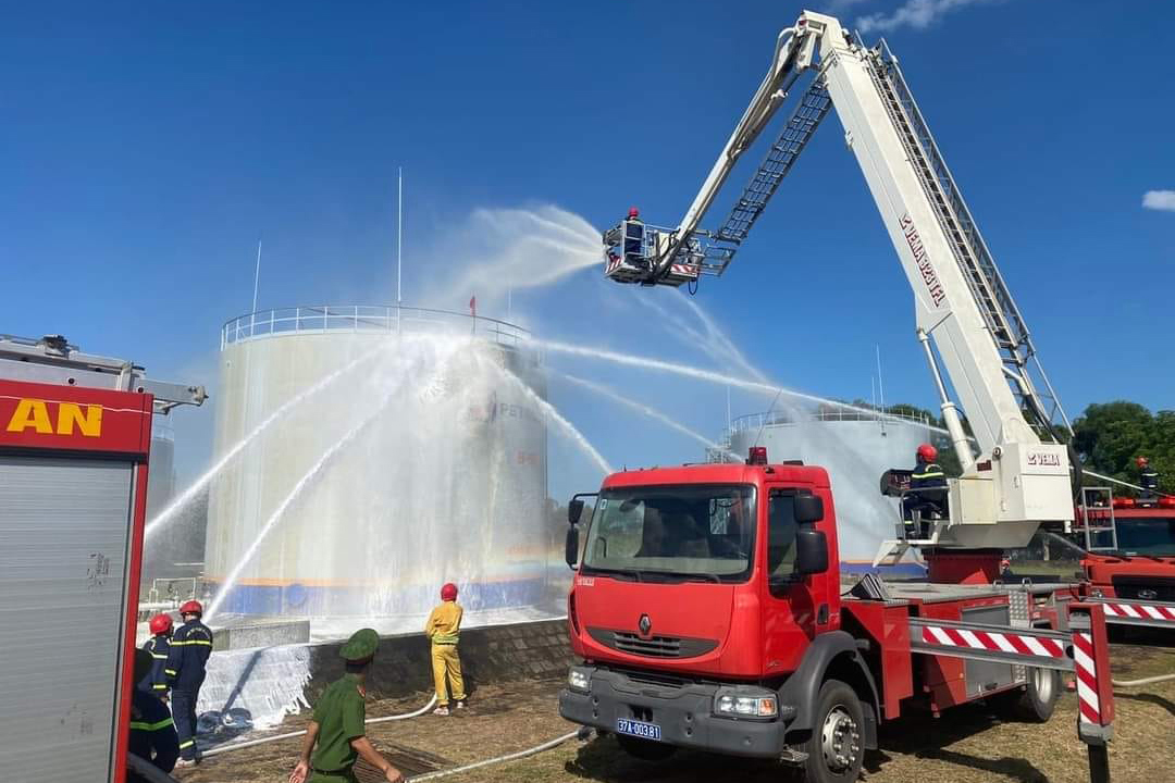 Thực tập Phương án Phòng cháy Chữa cháy và Cứu nạn cứu hộ tại Kho Xăng dầu Bến Thủy