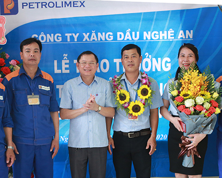 Tôn vinh Petrolimex-Cửa hàng 21 đạt đơn vị tiêu biểu tháng  6/2020