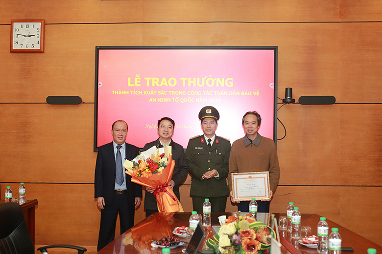 Công an Tỉnh trao thưởng cho Tập thể, cá nhân có thành tích trong phong trào "Toàn dân bảo vệ An ninh Tổ quốc năm 2024"