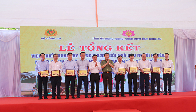 Lễ Tổng kết công tác hỗ trợ nhà cho hộ nghèo, hộ có hoàn cảnh khó khăn về nhà ở tại tỉnh Nghệ An