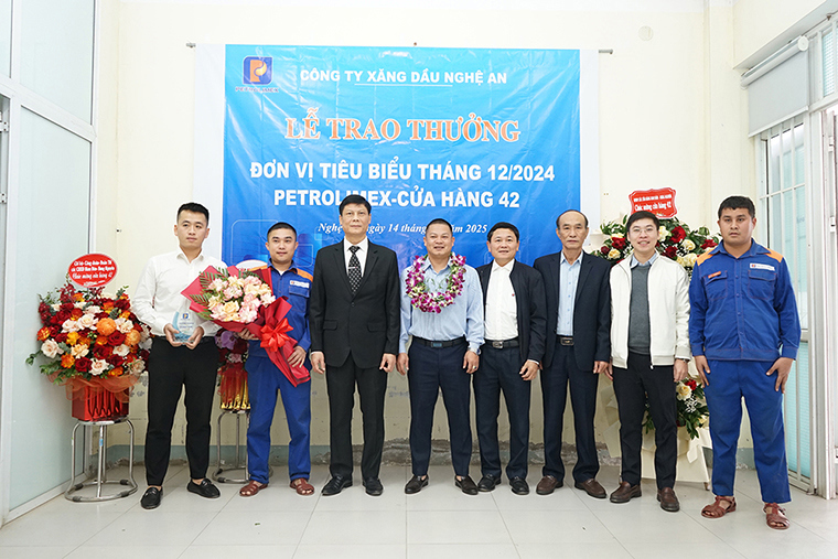 Tôn vinh Petrolimex-Cửa hàng 42 đạt đơn vị tiêu biểu tháng 12/2024